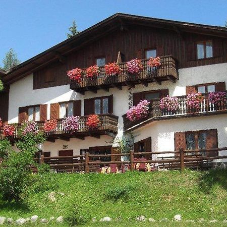 Albergo Scoiattolo Tret Extérieur photo